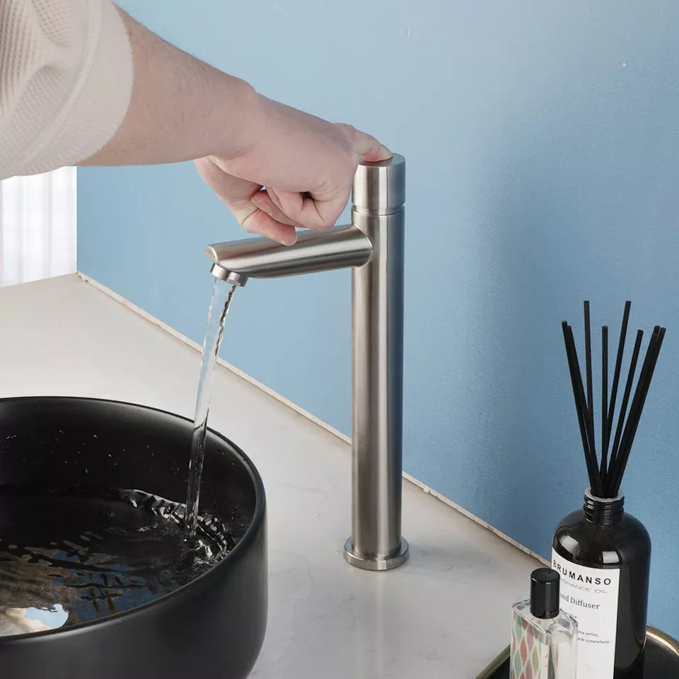 Sensomatica Selbstschluss-Wasserhahn in gebürstetem Nickel