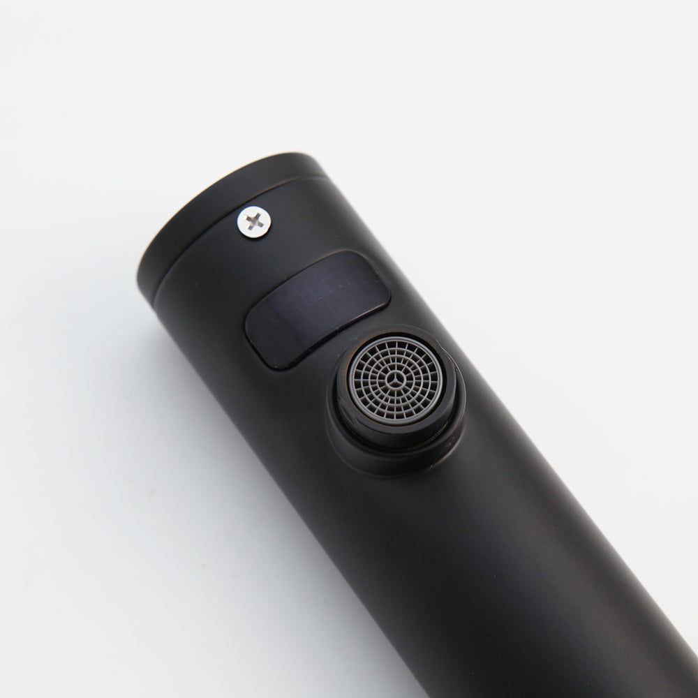 Detail van mat zwarte wandkraan met sensor en perlator