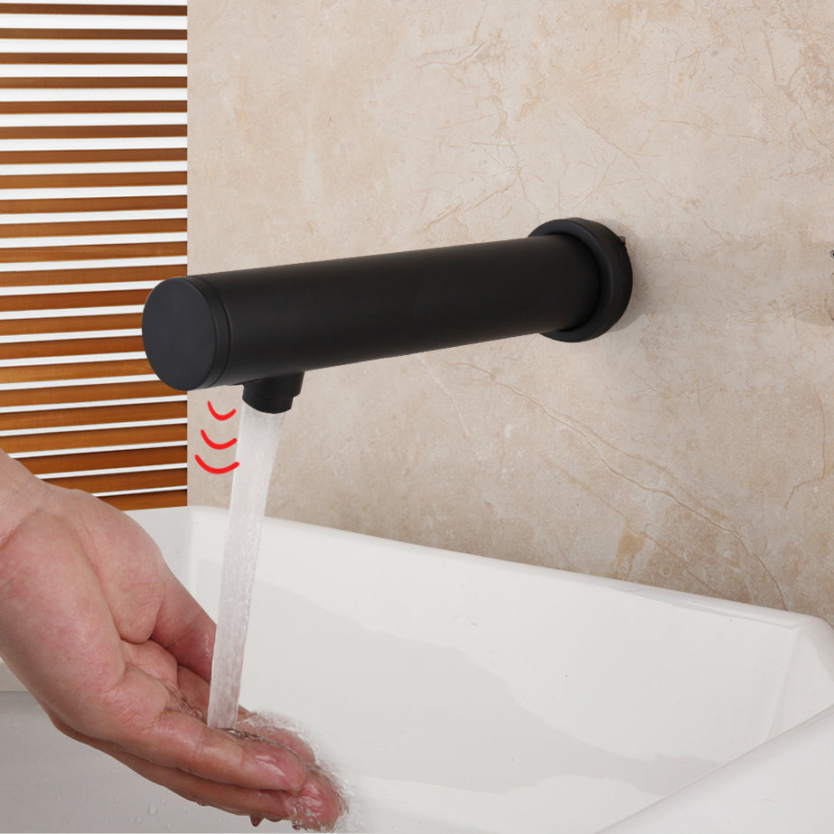 Zwarte sensor wandkraan activeert waterstroom boven wastafel