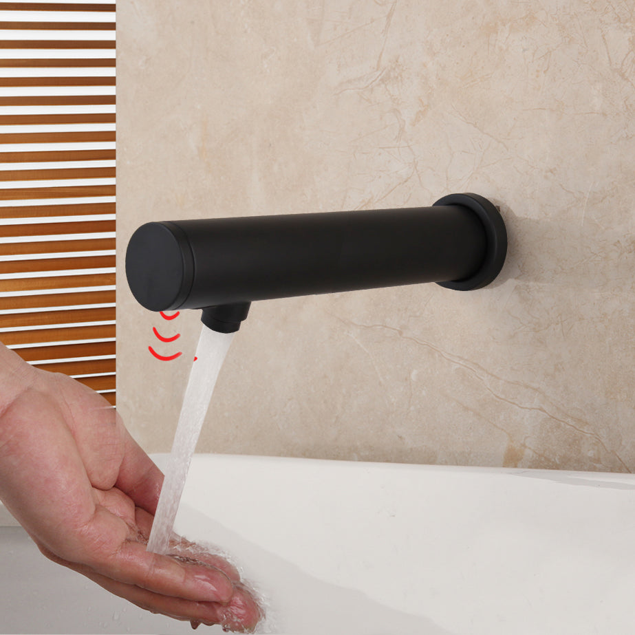 Zwarte sensor wandkraan met wateractivatie