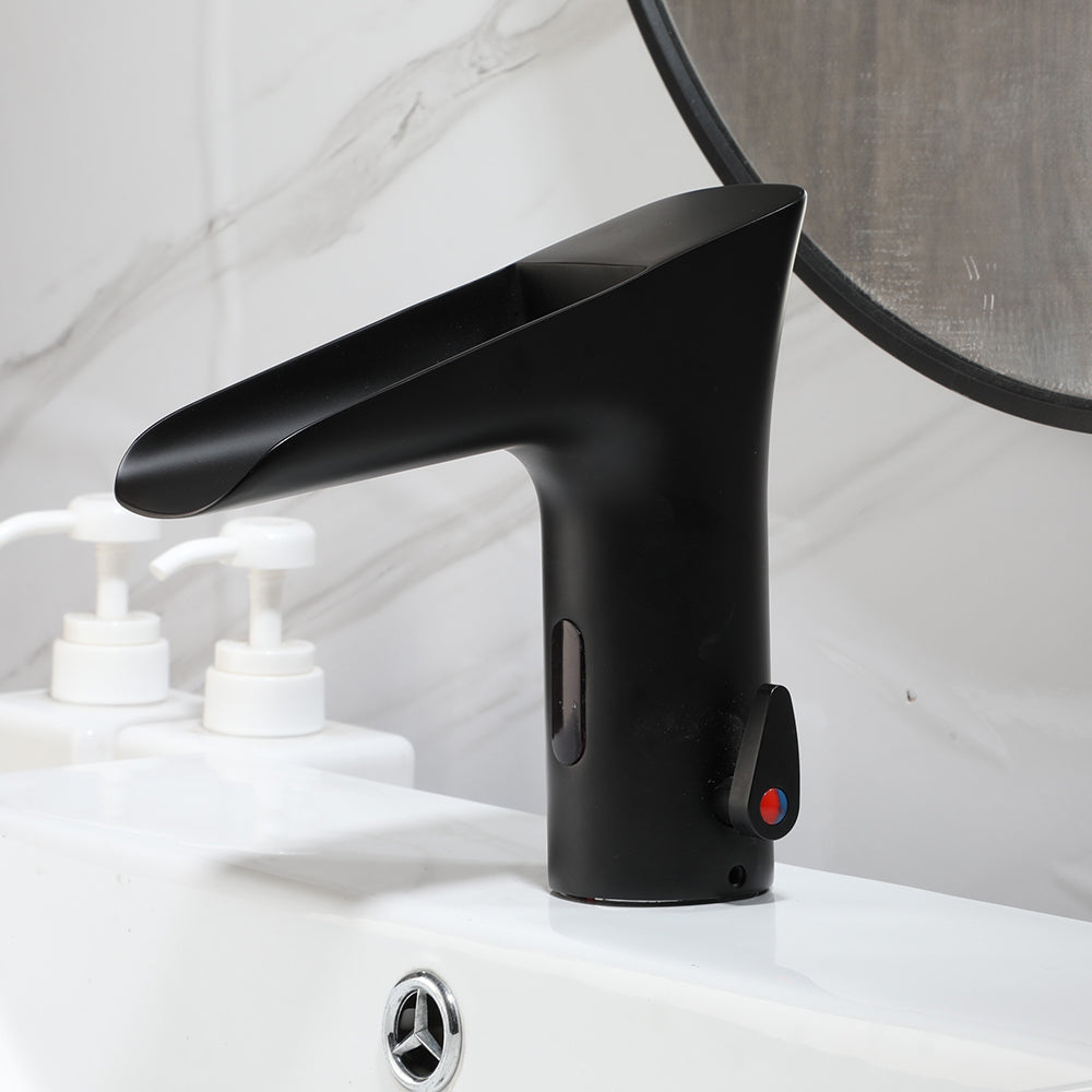 Sensomatica Schwarzer Sensor-Wasserhahn – Intelligentes Wasserfall-Design
