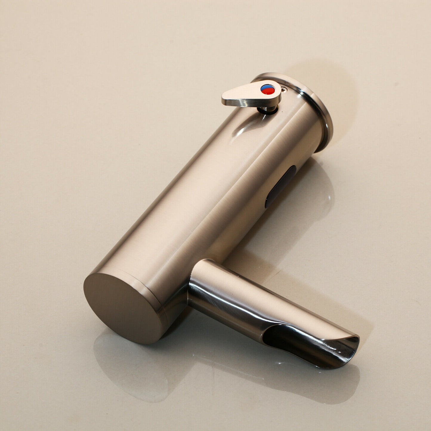 Sensomatica Waterfall Sensor-Wasserhahn aus gebürstetem Nickel, Modell Orte