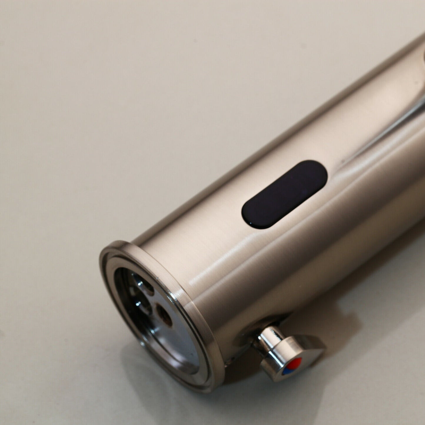 Sensomatica Waterfall Sensor-Wasserhahn aus gebürstetem Nickel, Modell Orte