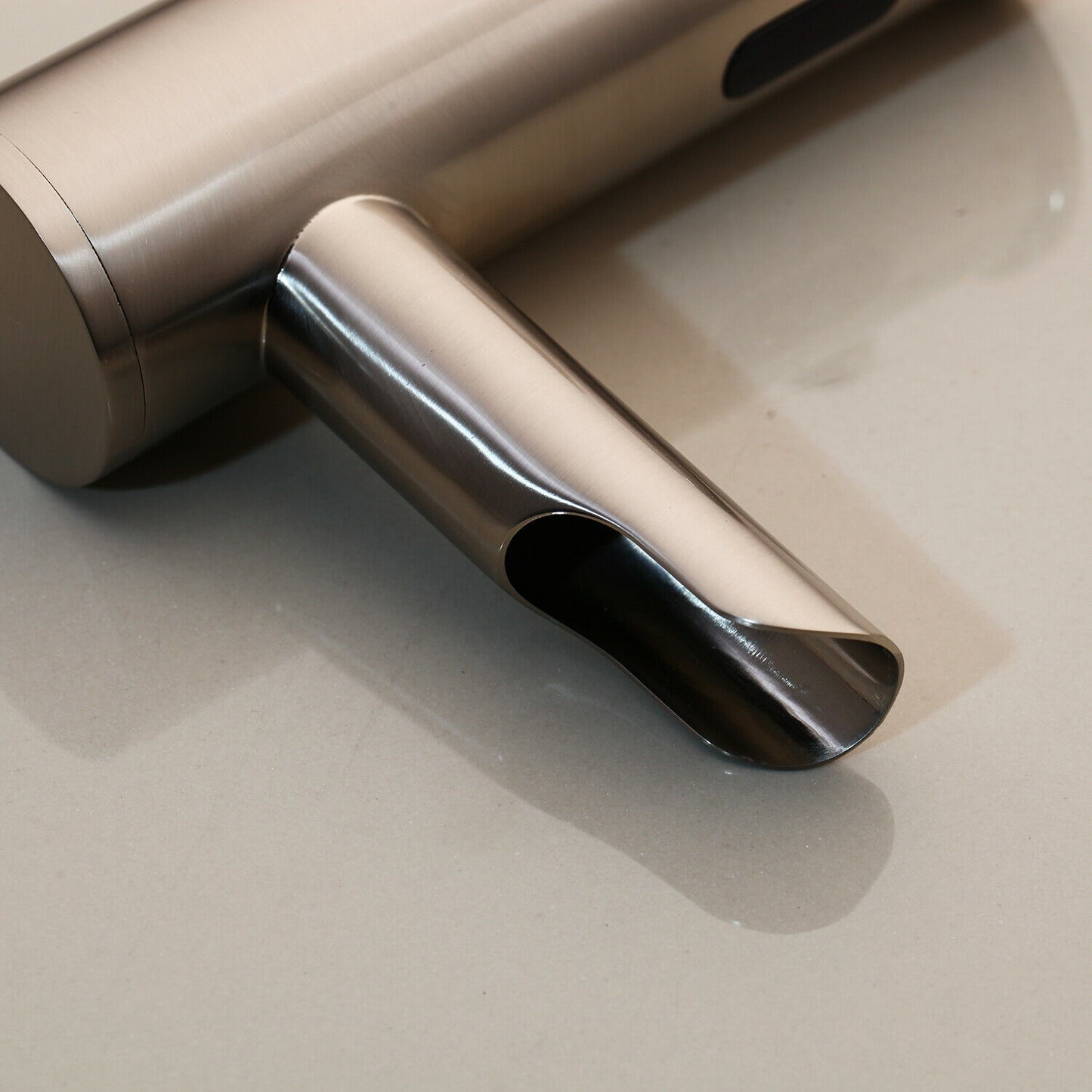 Sensomatica Waterfall Sensor-Wasserhahn aus gebürstetem Nickel, Modell Orte