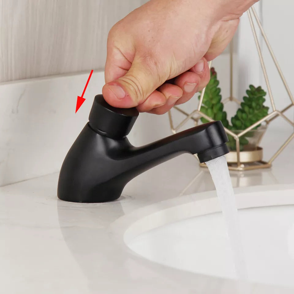 Sensomatica Selbstschließender schwarzer Wasserhahn